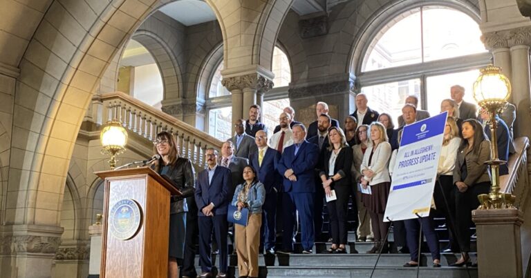 Allegheny 카운티 행정관은 세금 인상이 필요하다고 말하며 비평가들에게 대안을 제시할 것을 촉구했습니다.
    


