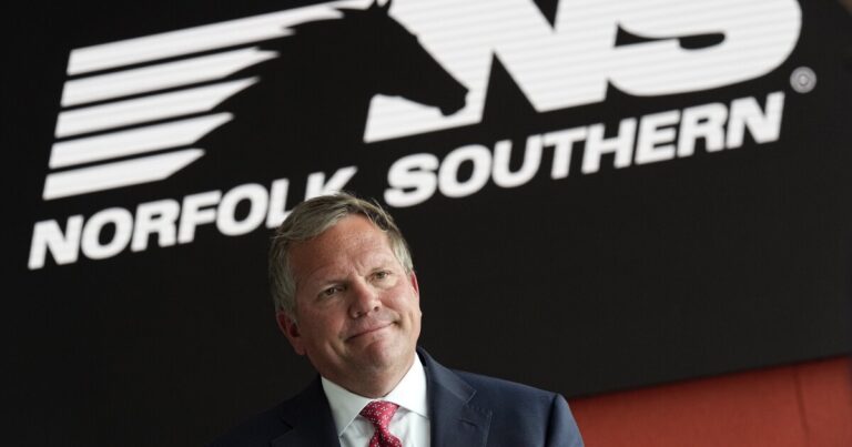 Norfolk Southern Railway는 CEO가 윤리적 과실 혐의로 조사를 받고 있다고 밝혔습니다.
    


