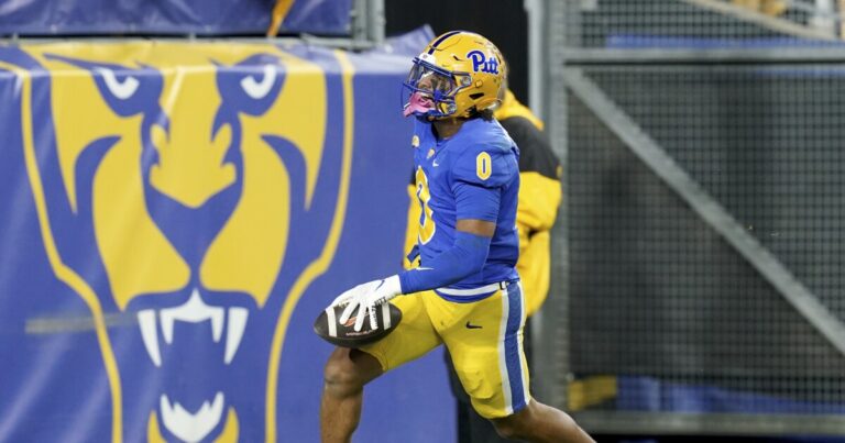 Panthers가 3개의 방어 구축전차를 사용하여 Syracuse 41-13을 훈련하므로 No. 19 Pitt의 선택 6 파티입니다.
    


