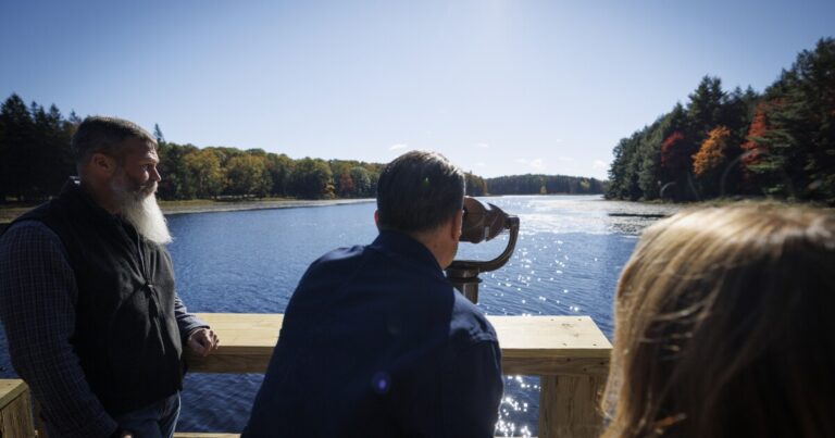 Shapiro 주지사는 색맹 방문객을 위해 펜실베니아 공원에서 색상 보정 뷰파인더를 공개했습니다.
    


