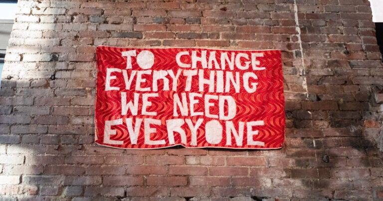 거버넌스에서 예술의 역할을 강조하는 피츠버그 지역 전시회 '민주주의의 예술'을 살펴보세요.
    


