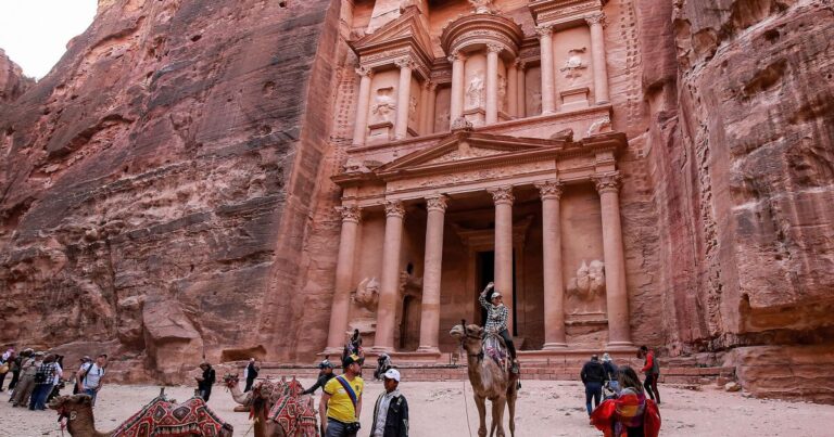 고고학자들은 요르단 페트라에 묻힌 무덤에서 12구의 유골을 발견했습니다.
    


