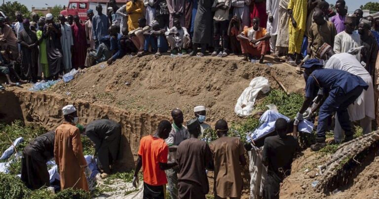 나이지리아에서 휘발유 유조선 폭발로 140명 이상이 사망하고 수십명이 부상당했다.
    


