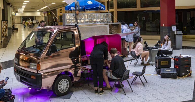 눈부신 미니 트럭이 시골 펜실바니아 청소년을 유혹하여 처음부터 Bluetooth 스피커를 만들었습니다.
    


