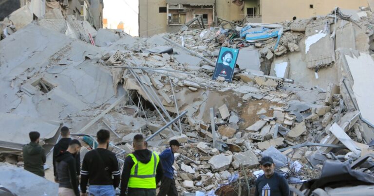 레바논, 이스라엘이 헤즈볼라와 연계된 은행을 공격한 후 피해 평가
    


