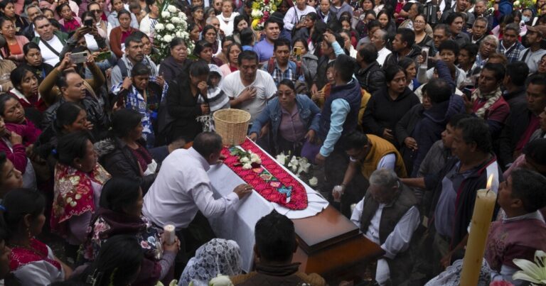 멕시코 남부에서 수백 명이 사망한 가톨릭 신부와 원주민 평화 운동가를 애도하고 있습니다.
    


