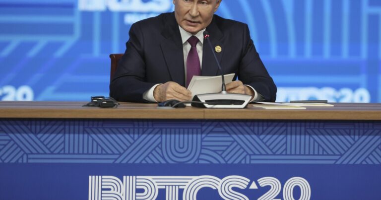 반항적인 푸틴 대통령, 세계 질서 재편을 목표로 한 세계 정상회담 폐막
    


