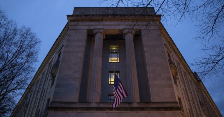 법무부는 암살 음모에 연루된 전직 인도 정보부 관리를 기소했습니다.
    


