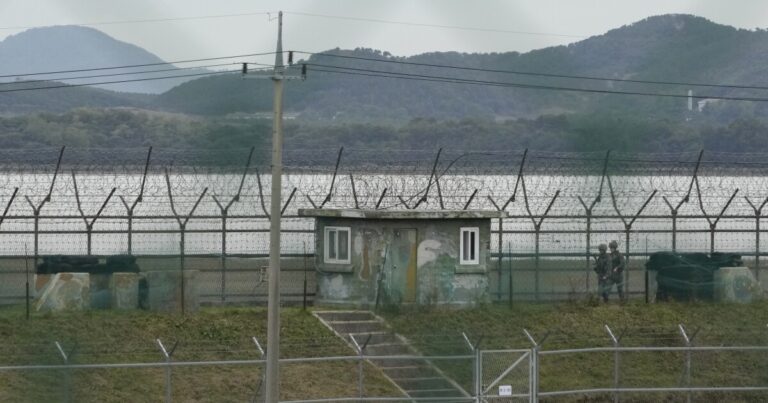 북한, 남북 긴장 고조로 남북 도로 일부 폭파
    


