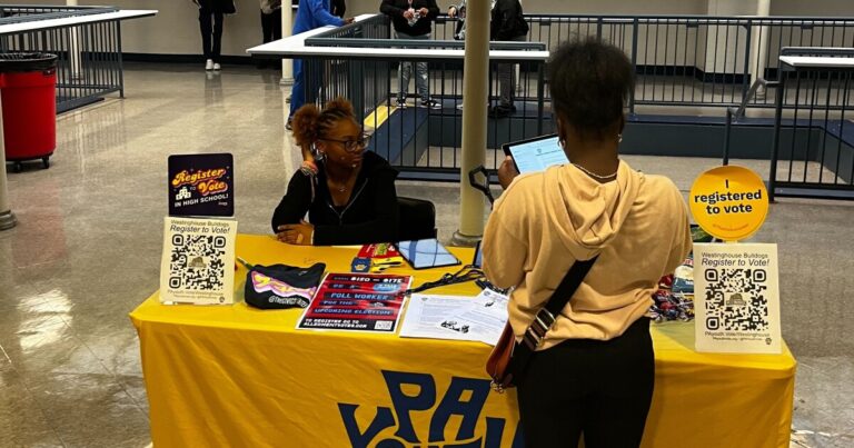 선거가 다가옴에 따라 피츠버그 지역 청소년들이 청소년 유권자 등록 활동을 주도하고 있습니다.
    


