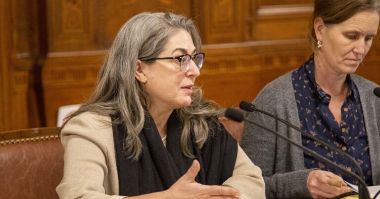 시의회는 토론이 계속됨에 따라 피츠버그 옆마당 할인 프로그램을 따로 마련했습니다.
    


