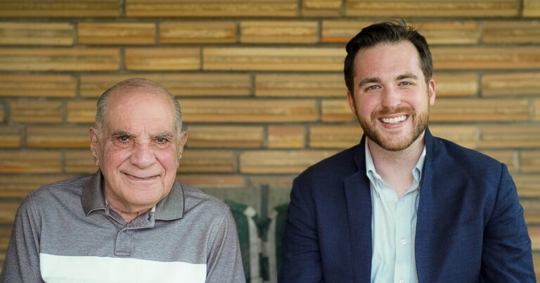 오랜 공백 끝에 피츠버그의 유서 깊은 시 포럼이 돌아왔습니다.
    


