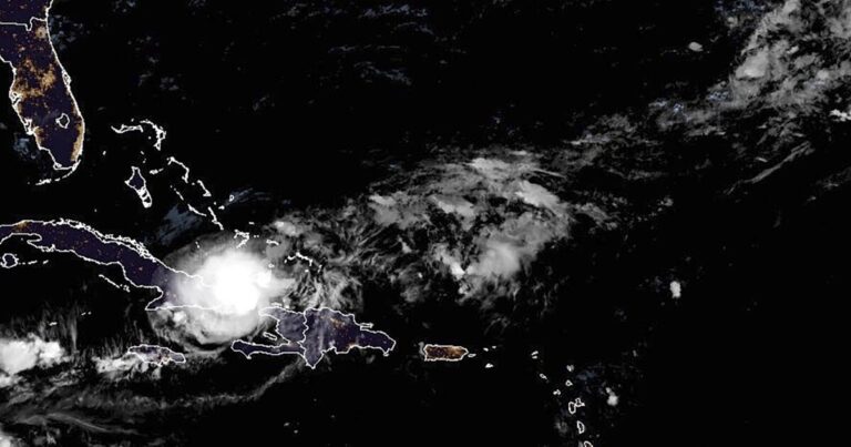 오스카는 바하마를 강타한 후 쿠바 동부에 바람과 폭우를 가져옵니다
    


