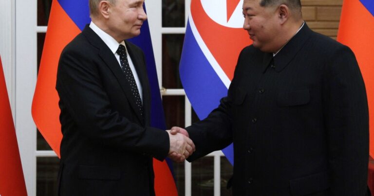 우크라이나는 북한이 러시아의 전쟁을 돕기 위해 군인들을 파견하고 있다고 밝혔습니다.
    


