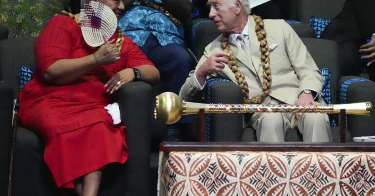 찰스 왕은 과거는 바꿀 수 없다고 말했습니다. 비평가들은 영국이 노예 제도를 고려하기를 원합니다.
    


