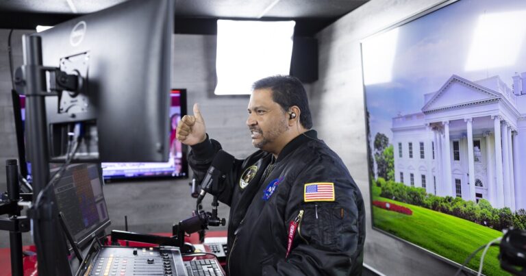 치열한 펜실베니아에서 빠르게 성장하는 히스패닉계 커뮤니티는 해리스와 트럼프에게 시험대를 제시합니다
    


