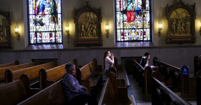 트럼프와 해리스는 투표가 중요할 수 있는 펜실베니아 가톨릭 유권자를 찾고 있습니다.
    


