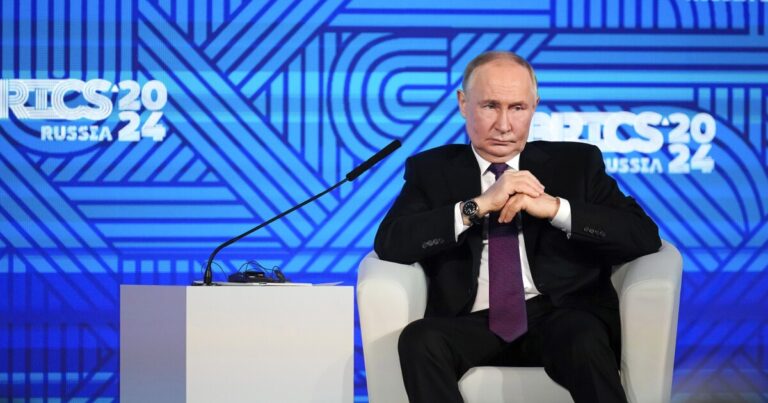 푸틴 대통령은 러시아를 세계 무대에서 쫓아낼 수 없다는 것을 서방에 보여주기 위해 정상회담을 개최합니다.
    


