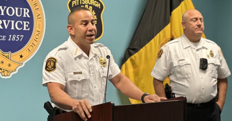 피츠버그 경찰서장의 농구 심판 측 공연에 대한 질문이 계속됩니다.
    


