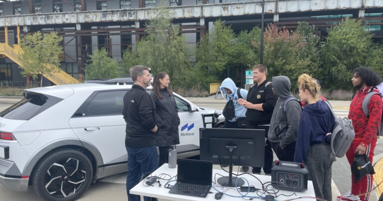 피츠버그 고등학생들이 연례 제조 박람회에서 3D 캡처 기술, VR 및 AV를 탐색합니다.
    


