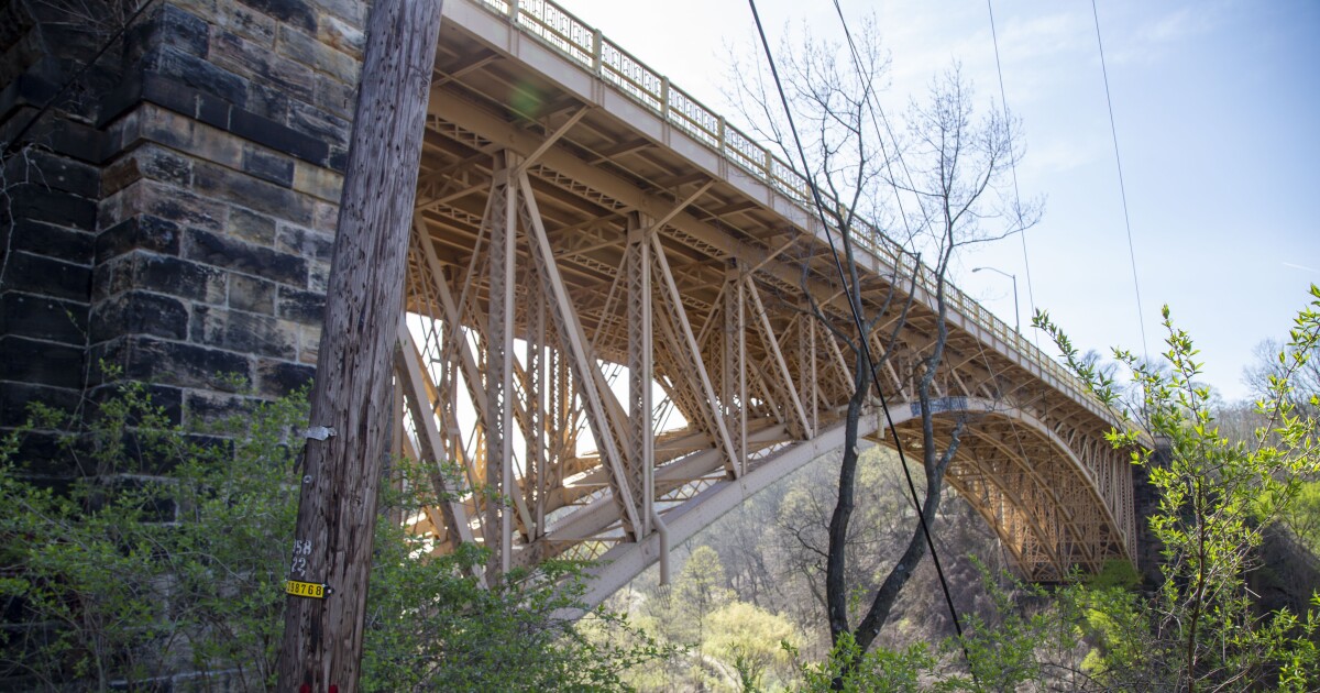 피츠버그 시, '많은 주의 속에' Schenley Park의 Panther Hollow Bridge 폐쇄