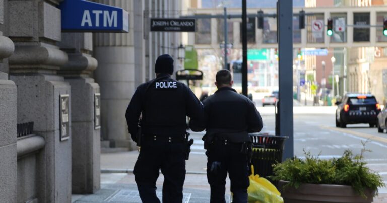 피츠버그 시의회, 경찰 인력 문제 논의, 채용 계획 승인
    


