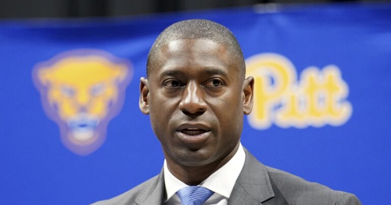 피츠버그 운동 감독 Allen Greene은 NIL 시대에 도전하고 싶어합니다.
    


