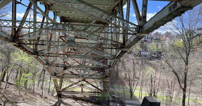 피츠버그에서 5,600만 달러 규모의 교량 수리 작업이 시작되고 인근 교량은 안전을 위해 폐쇄됩니다.
    


