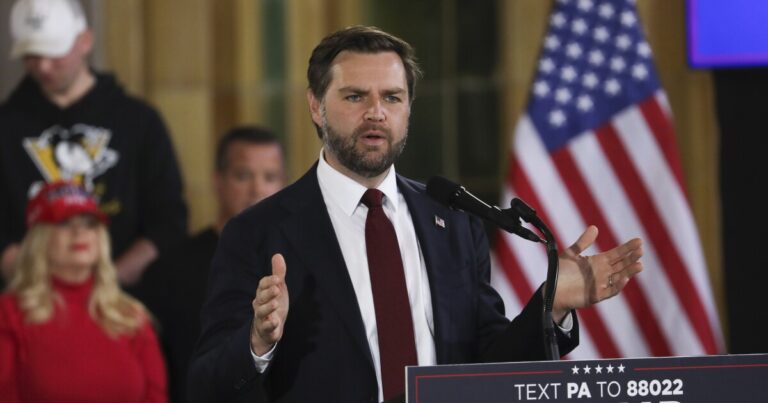 피츠버그에서 Vance는 Pennsylvanian에서 열린 행사에서 에너지, 이민, 경제에 대해 이야기합니다.
    


