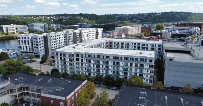 피츠버그의 고급 아파트 건물에는 실제로 누가 살고 있나요?
    


