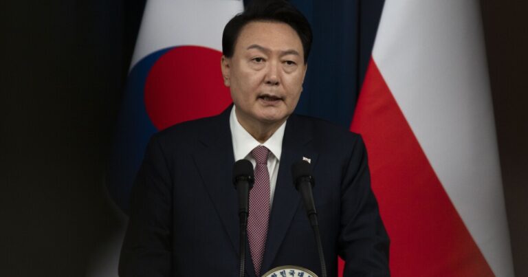 한국은 북한이 러시아에 군대를 파견한 후 우크라이나에 무기를 보낼 수도 있다고 경고했습니다.
    


