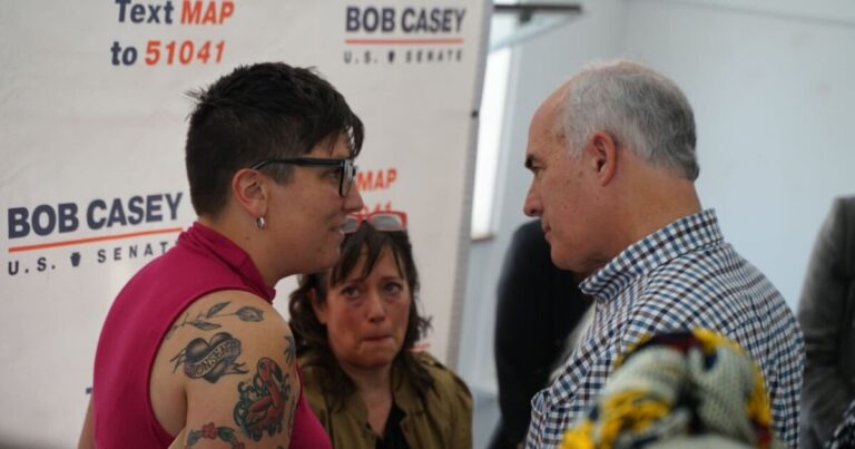 Casey는 공화당이 지원하는 주 낙태 예외가 부적절하다고 말하는 Pa. 여성들을 강조합니다.
    


