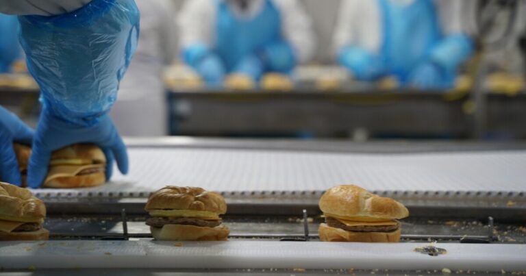 Charleroi 유리 공장이 문을 닫으면서 일부 사람들은 이민 인력이 다음 차례가 될 수 있다고 걱정합니다.
    


