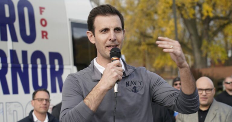 Deluzio는 Western Pa.에서 가장 경쟁이 치열한 하원 의석에서 우승자로 선언되었습니다.
    


