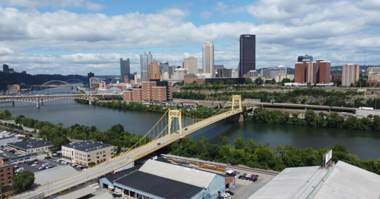 Innamorato는 2025년 투자를 계획하고 Allegheny 카운티 의회에 세금 인상 지원을 촉구합니다.
    


