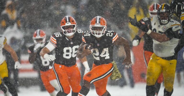 Nick Chubb는 2야드 TD를 위해 폭설을 뚫고 Browns가 Steelers를 상대로 24-19 승리를 거두었습니다.
    


