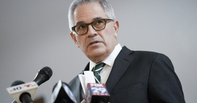 Philly DA Krasner는 펜실베니아주에서 Elon Musk의 100만 달러 유권자 경품 행사를 중단하기 위해 소송을 제기했습니다.
    


