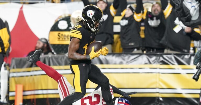 Steelers가 자이언츠를 26-18로 막아내면서 Calvin Austin III가 두 골을 기록했습니다.
    


