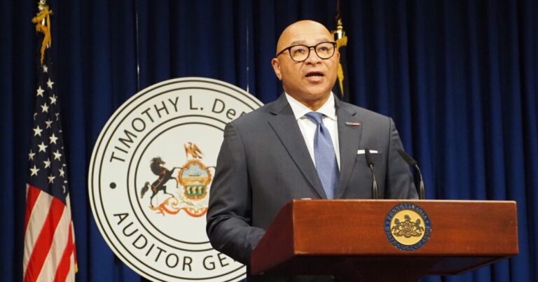 공화당 현직 팀 드포어(Tim DeFoor)가 감사원장을 유지하고 민주당 말콤 케냐타(Malcolm Kenyatta)를 꺾었습니다.
    


