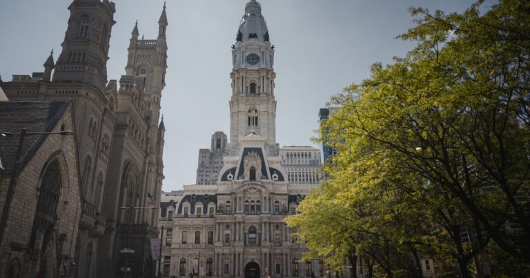 날짜가 기재되지 않은 우편 투표 판결로 펜실베니아 대법원은 11월 5일 이전에 문제를 다룰 또 다른 기회를 얻었습니다.
    


