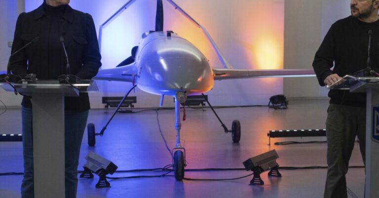 러시아 내부 깊은 곳을 공격하기 위해 우크라이나는 자체 드론을 만들었습니다.
    


