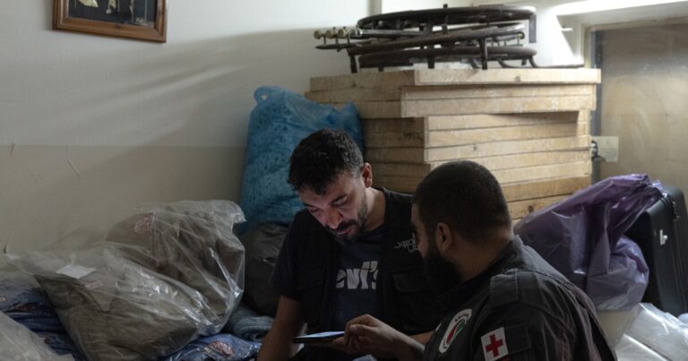 레바논 긴급구조대원들은 이스라엘의 공격이 생명을 구하기 위해 노력하는 과정에서 그들을 목표로 삼고 있다고 말했습니다.
    


