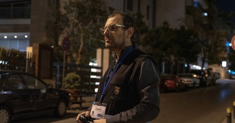 레바논 주민들은 헤즈볼라가 전쟁으로 난민들 사이에 숨어있을 수 있다고 우려하고 있습니다.
    


