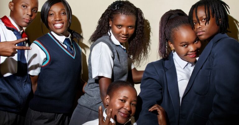 레인보우 걸스: 보호와 편견의 10년
    


