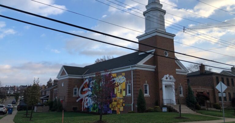 만화 보고: 피츠버그의 Steel City Arts Foundation이 전진합니다.
    


