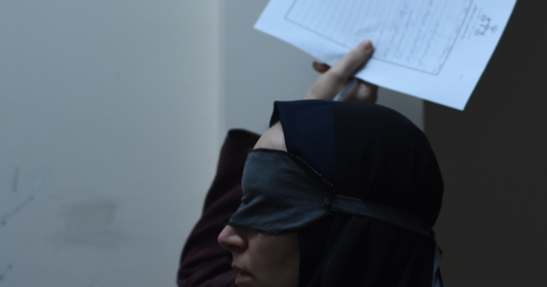 모하마드 라술로프는 자신의 가장 대담한 영화를 만들고 이란을 떠났다.
    


