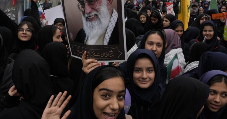 미국은 이스라엘 공격 이후 이란에 억류된 이란계 미국인이 긴장이 고조됐다고 밝혔습니다.
    


