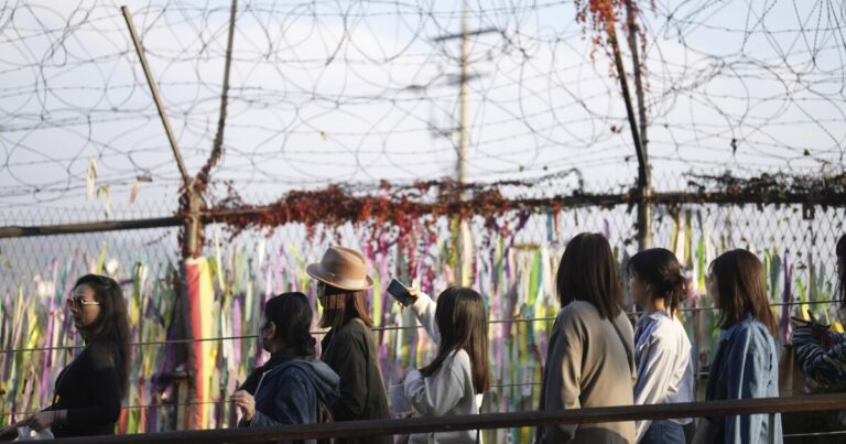 북한, 미국 위협할 신형 대륙간탄도미사일 발사
    



