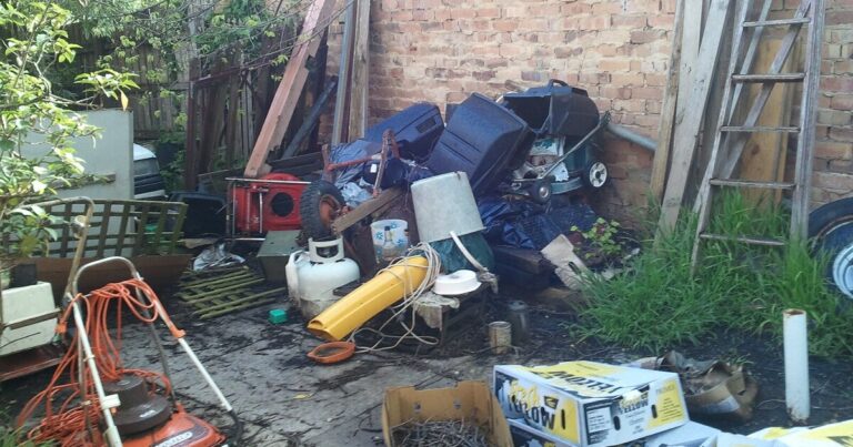 비축 장애는 가족과 지역사회를 분열시킬 수 있습니다. 현지 지원이 도움이 될 수 있습니다.
    


