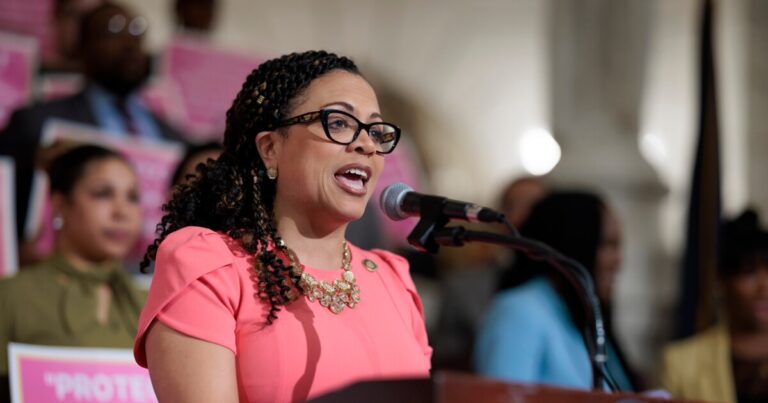 샤피로(Shapiro)는 펜실베니아주에서 산모 건강 관리를 지원하는 법안에 서명했습니다.
    


